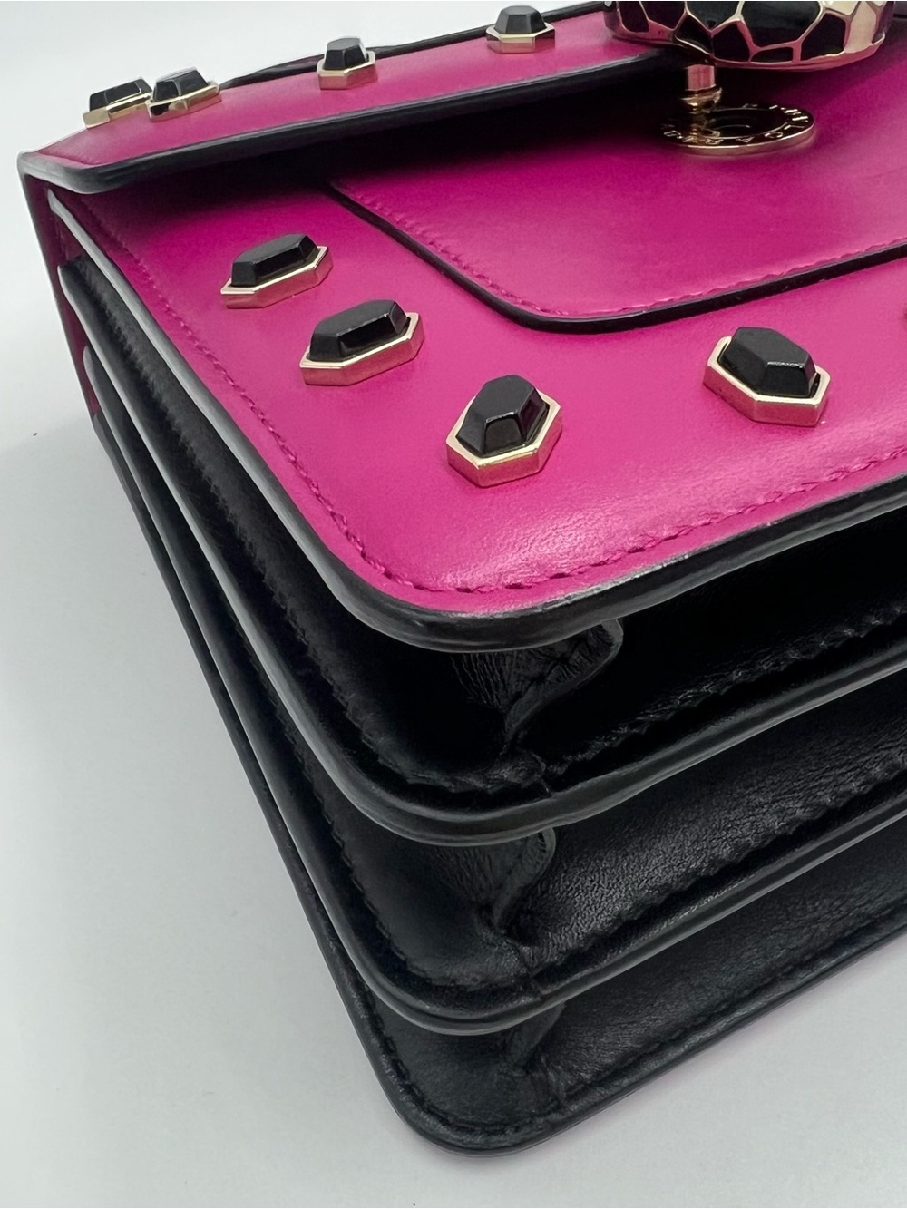 Bvlgari Serpenti Forever Top-handle Crossbody Medium in Magenta calfskin - Picture 7 of 16